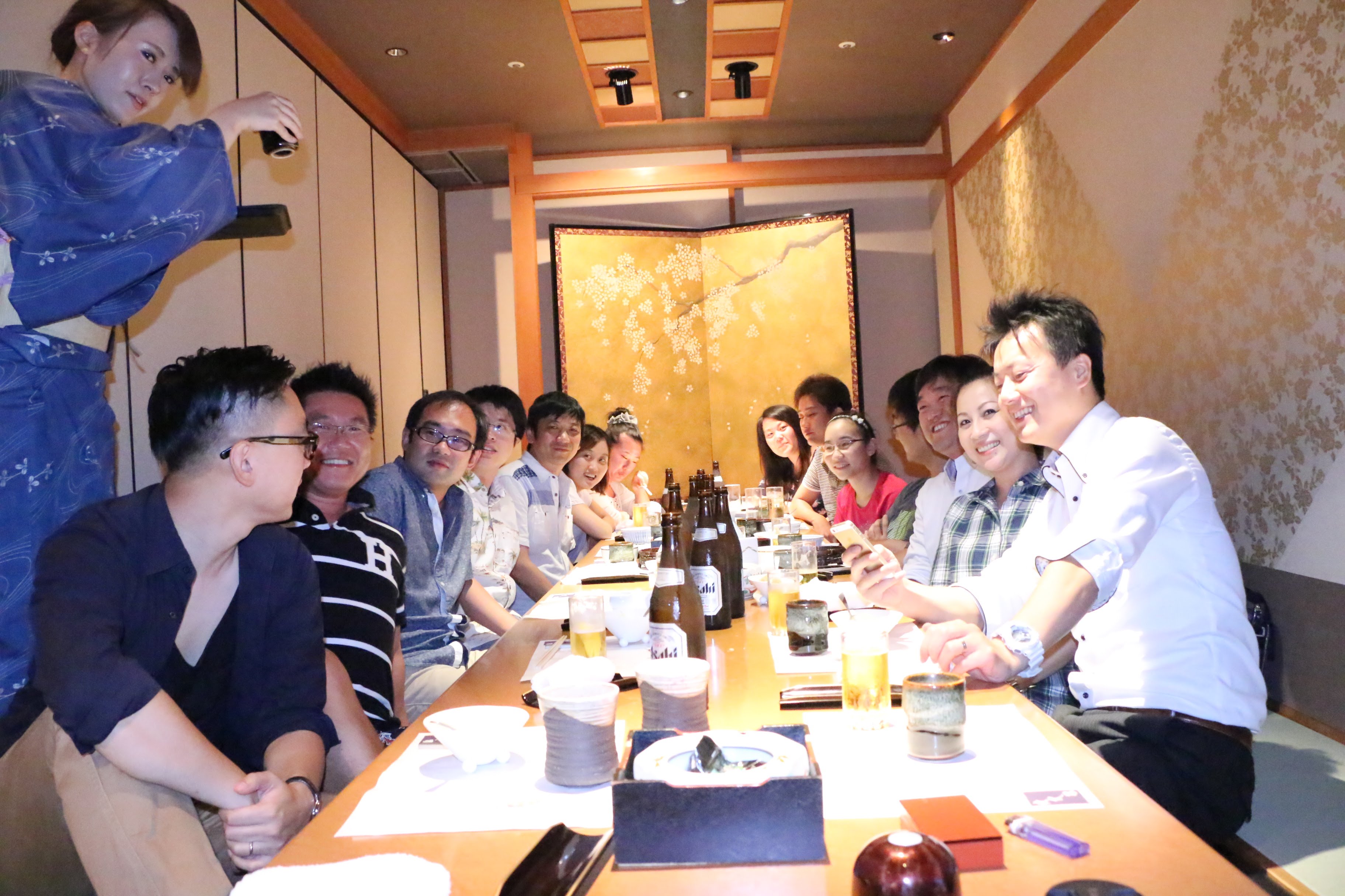 さあ来たぞ！瓶ビール！飲んで飲んで盛り上がろう！